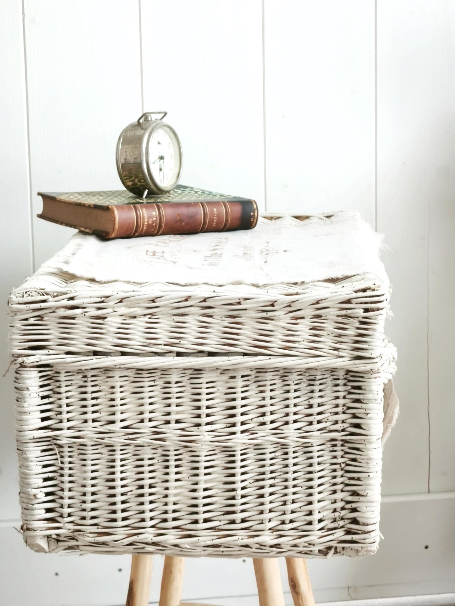 Antique Wicker Travel Luggage Suitcase, Footlocker, Rustic Wedding Cards Box, Farmhouse Rattan Storage Box with Lid