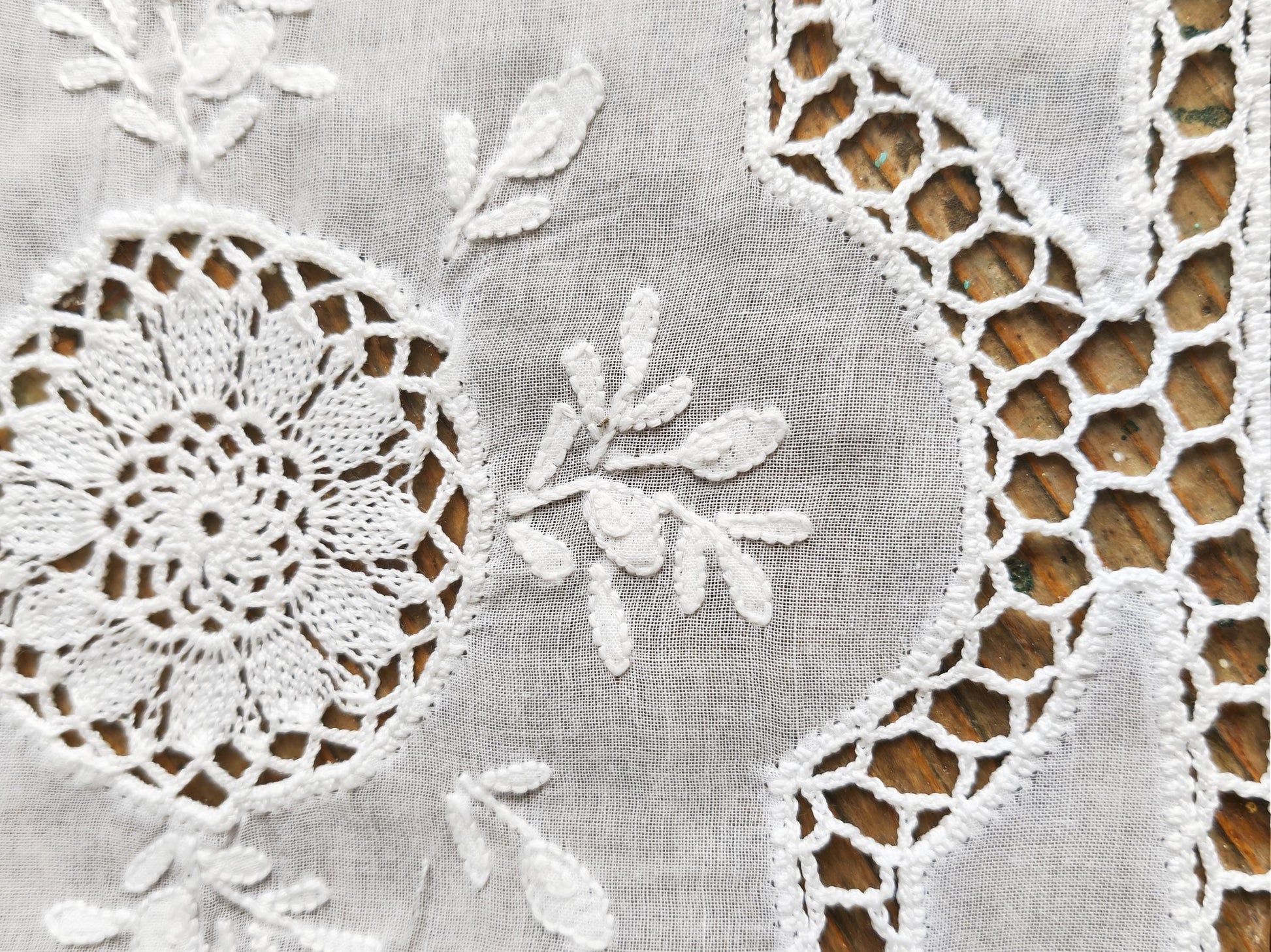 Vintage Richelieu Lace Table Runner: White Floral Embroidery, 16.1 x 11.2"